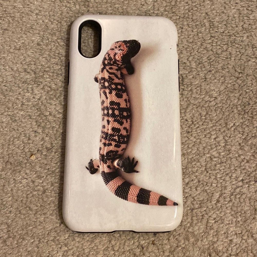 Phone case with lizard